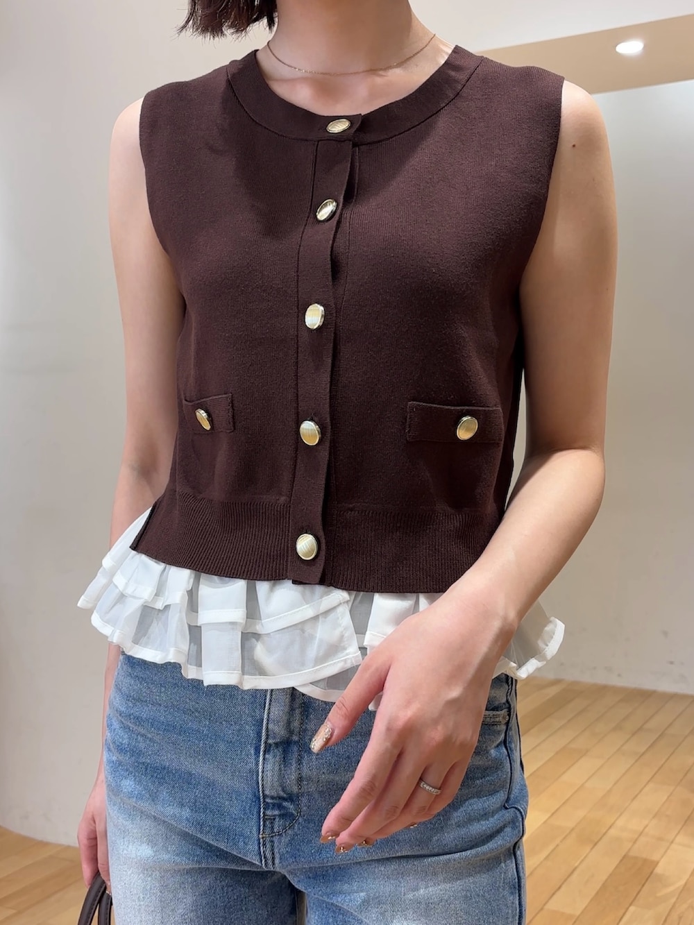 ブラウン系のニット/セーター、ブルー系のデニムパンツ、ブラック系のパンプスを着用したレディースの夏コーディネートの4枚目の写真