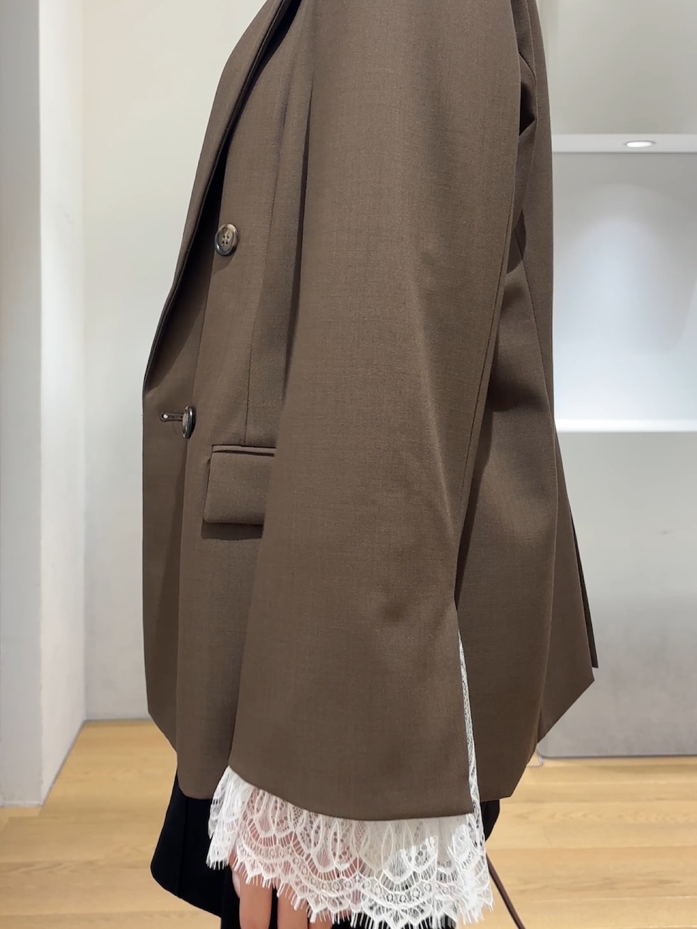 ブラック系のその他パンツ、ブラウン系のテーラードジャケット、ブラウン系のカーディガン/ボレロを着用したレディースの秋コーディネートの9枚目の写真