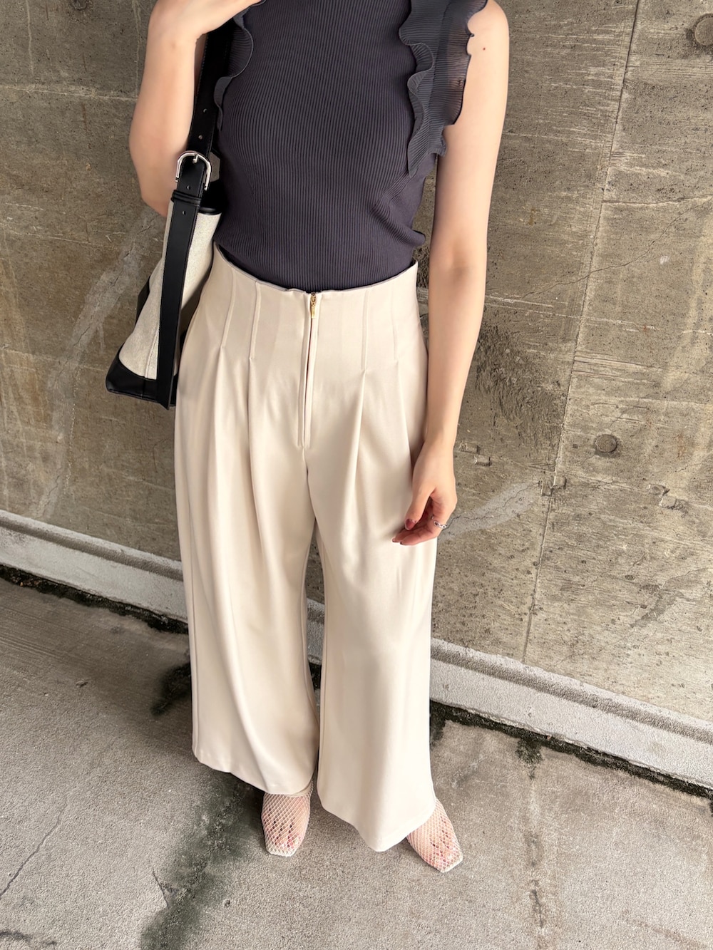 ホワイト系のその他パンツ、ブラック系のショルダーバッグ、グレー系のニット/セーターを着用したレディースの夏コーディネートの8枚目の写真