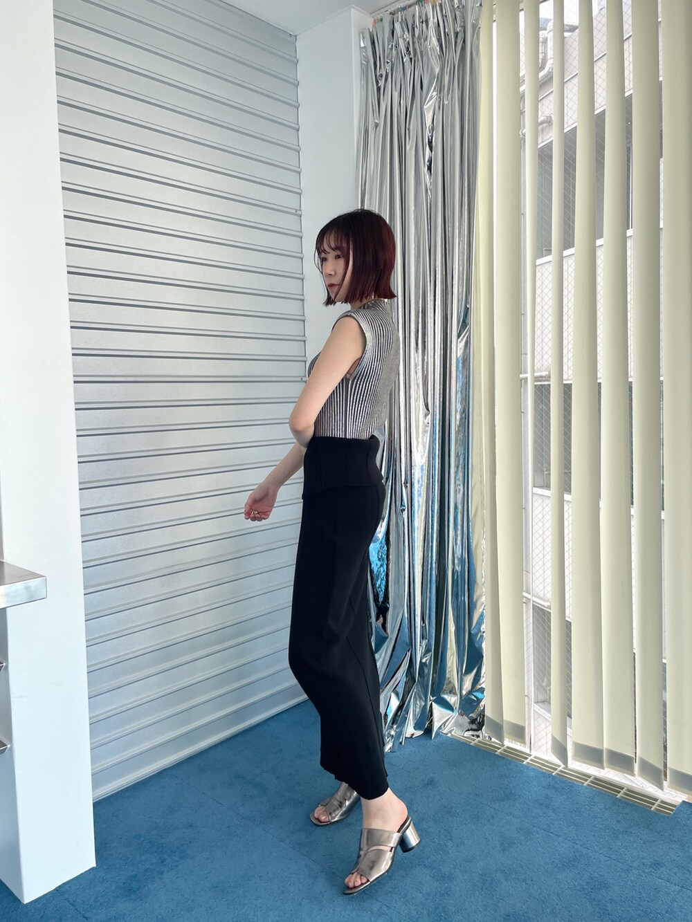 その他のサンダル、ブラック系のワンピース、ブラック系のニット/セーターを着用したレディースの夏コーディネートの8枚目の写真