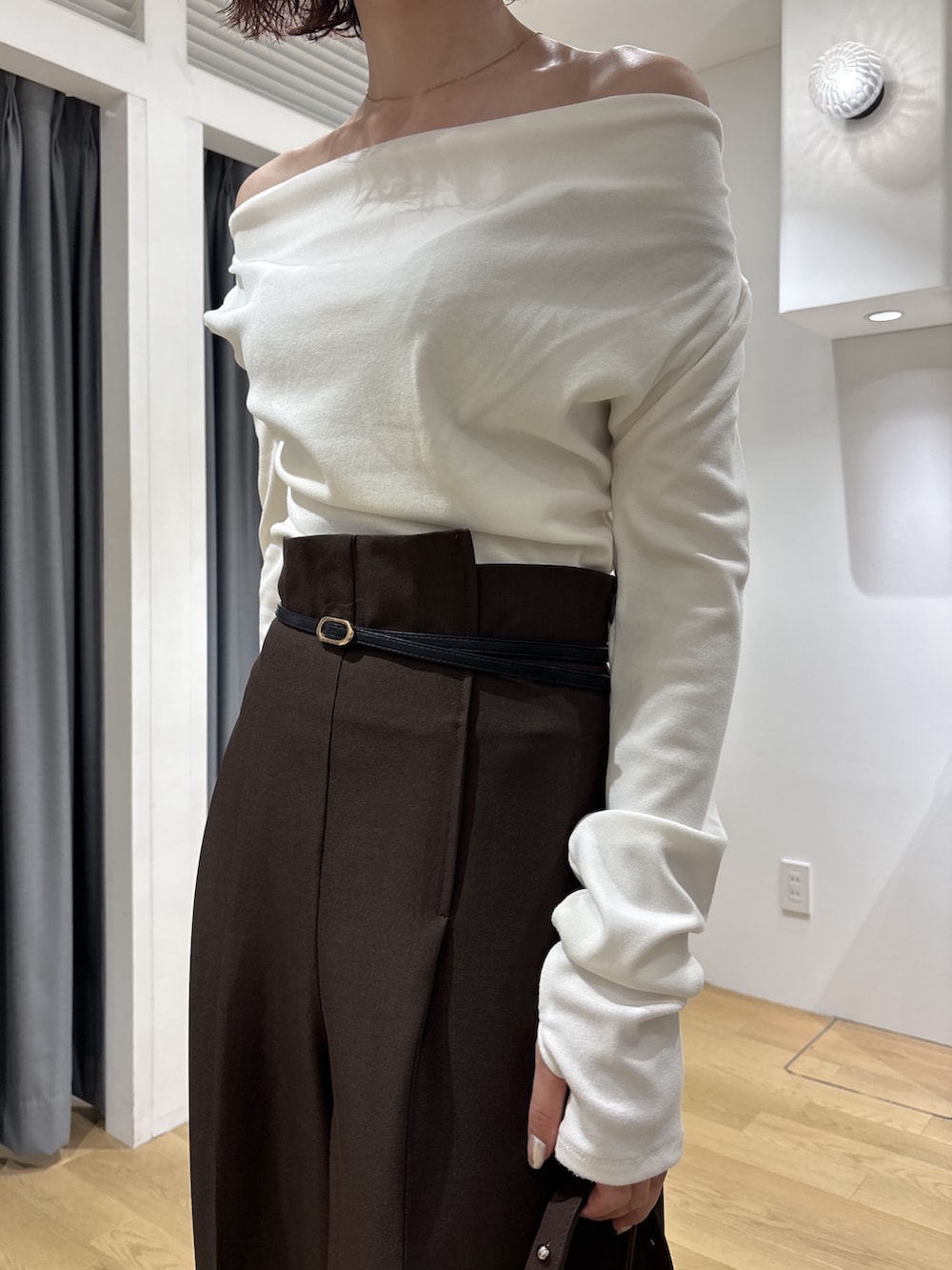 ブラウン系のその他パンツ、ホワイト系のニット/セーター、ブラウン系のハンドバッグを着用したレディースの秋コーディネートの6枚目の写真