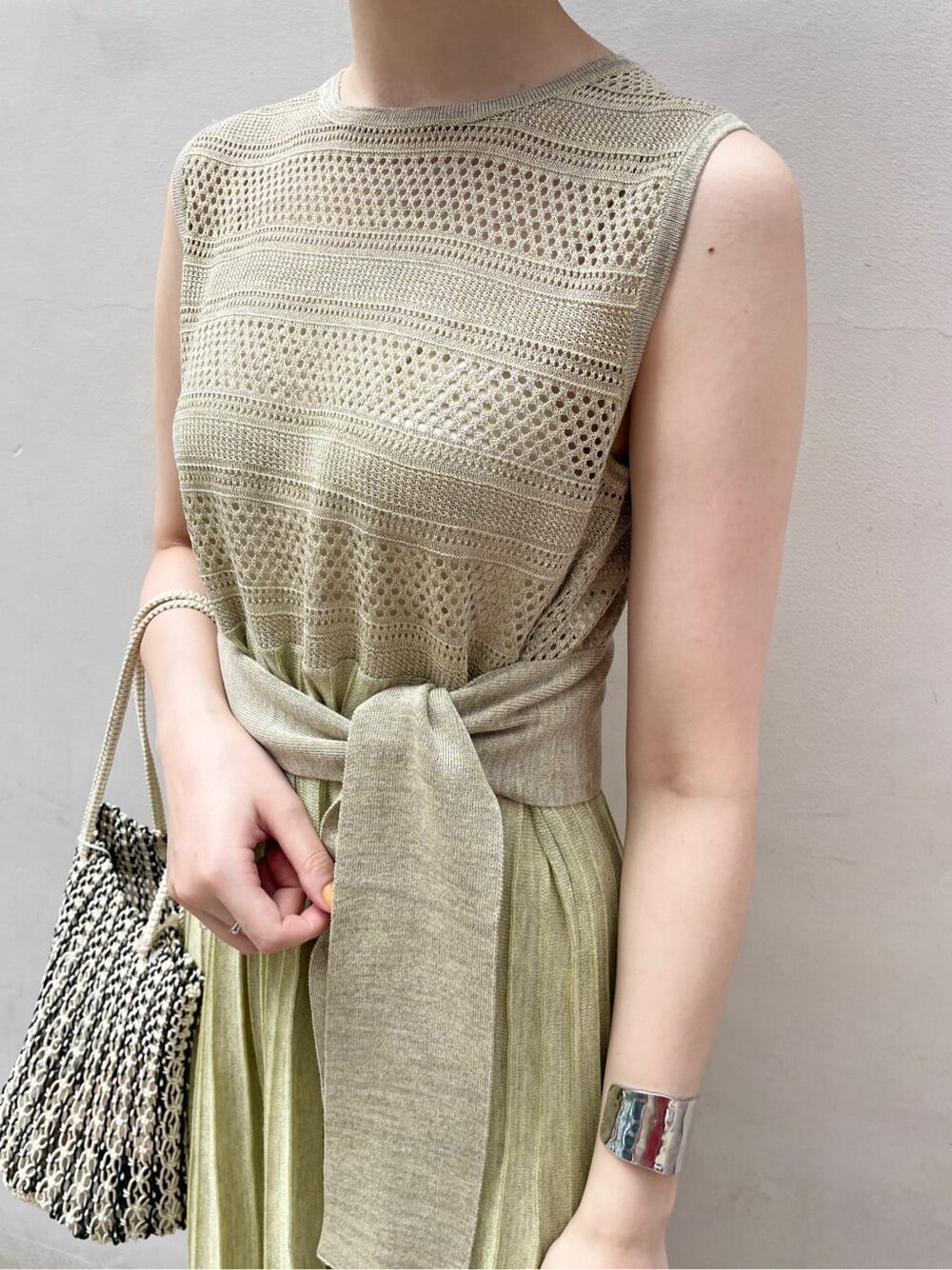 ベージュ系のサンダル、グリーン系のワンピース、ホワイト系のハンドバッグを着用したレディースの夏コーディネートの6枚目の写真