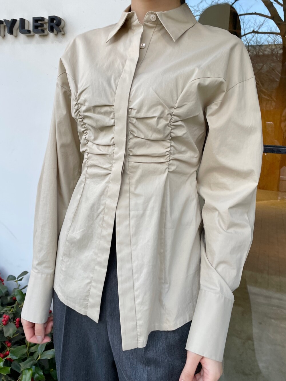 ベージュ系のシャツ/ブラウス、ホワイト系のパンプス、グレー系のその他パンツを着用したレディースの冬コーディネートの6枚目の写真