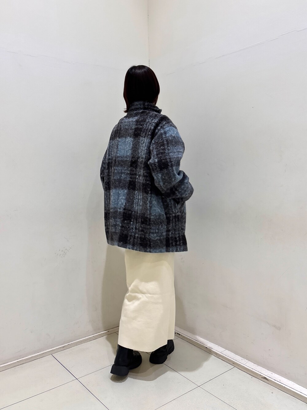 ホワイト系のワンピース、その他のその他アウターを着用したレディースの冬コーディネートの4枚目の写真