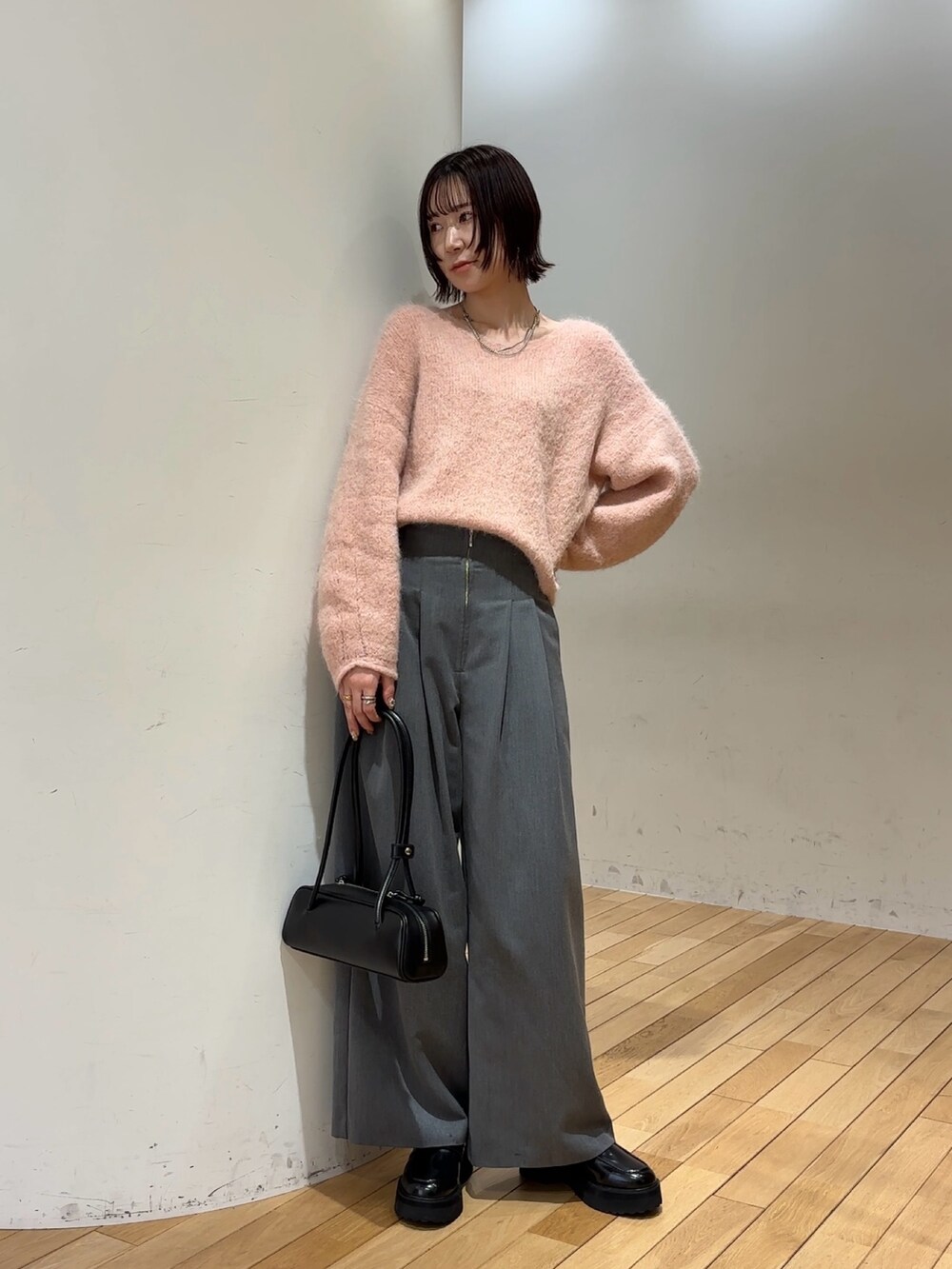 ブラック系のローファー、グレー系のその他パンツ、ピンク系のニット/セーターを着用したレディースの冬コーディネートの2枚目の写真