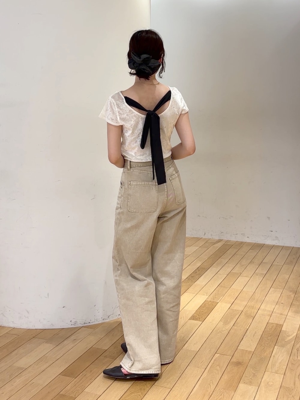 ホワイト系のTシャツ/カットソー、ベージュ系のデニムパンツ、イエロー系のハンドバッグを着用したレディースの夏コーディネートの4枚目の写真
