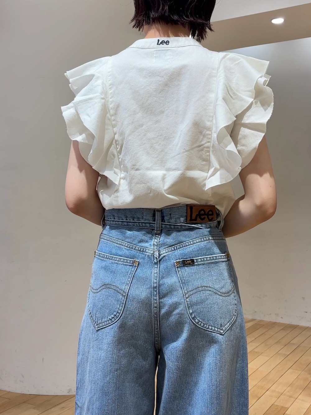 ホワイト系のシャツ/ブラウス、ブルー系のデニムパンツ、ホワイト系のサンダルを着用したレディースの夏コーディネートの8枚目の写真