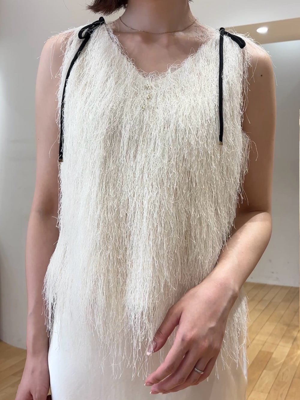 ホワイト系のスカート、ホワイト系のTシャツ/カットソー、ホワイト系のサンダルを着用したレディースの夏コーディネートの5枚目の写真