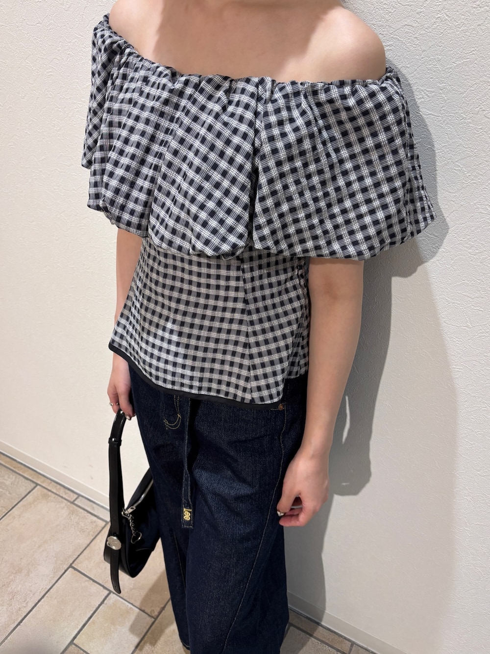 ブラック系のシャツ/ブラウス、ブルー系のデニムパンツ、ブラウン系のサンダルを着用したレディースの夏コーディネートの6枚目の写真