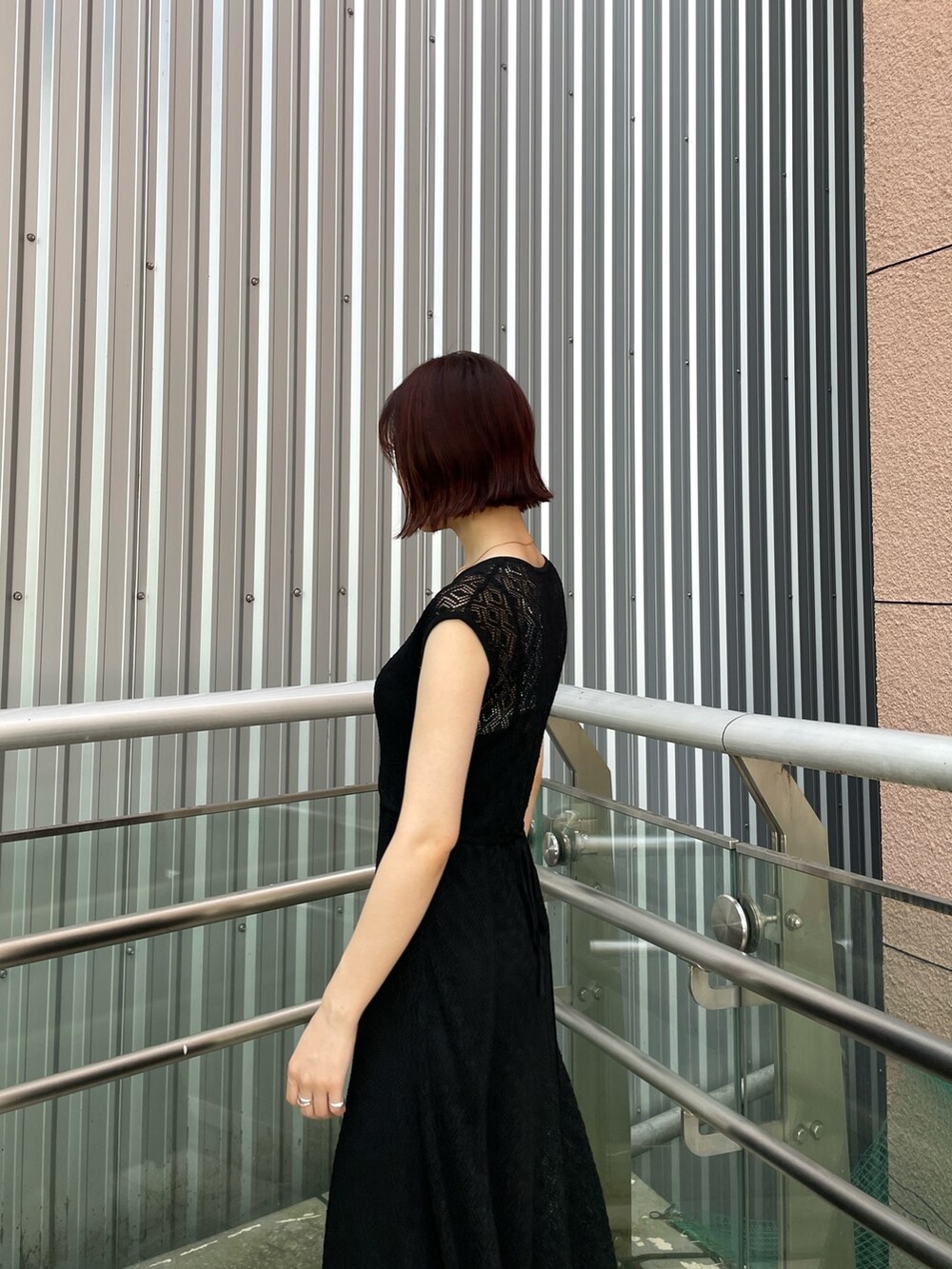 ブラック系のサンダル、ブラック系のワンピースを着用したレディースの夏コーディネートの7枚目の写真