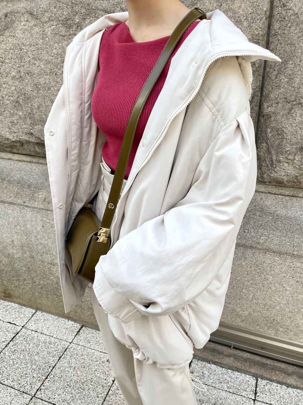 ホワイト系のブーツ、ブラウン系のショルダーバッグ、ホワイト系のその他パンツを着用したレディースの冬コーディネートの6枚目の写真