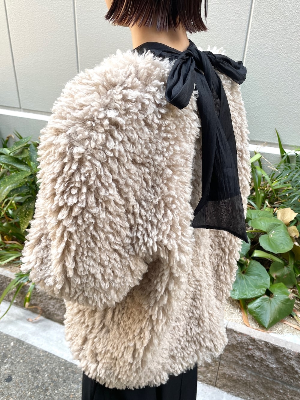 ゴールド系のハンドバッグ、その他のパンプス、ブラック系のドレスを着用したレディースの秋コーディネートの6枚目の写真