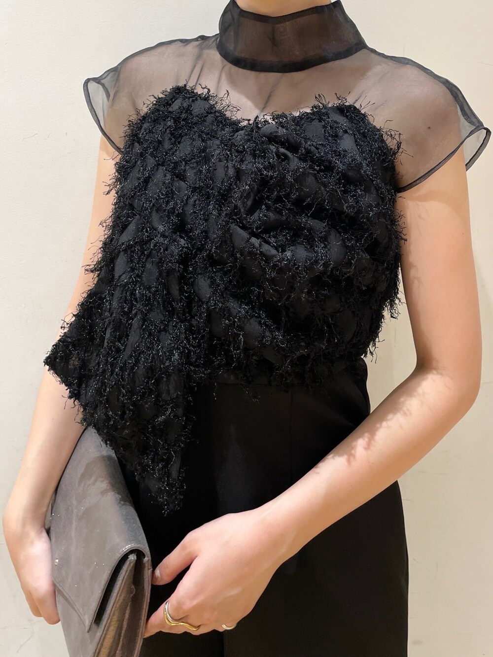 シルバー系のハンドバッグ、ブラック系のパンツドレス、シルバー系のパンプスを着用したレディースの秋コーディネートの7枚目の写真