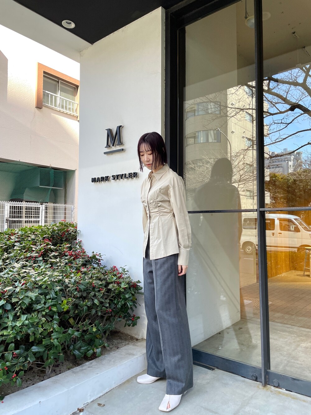 ベージュ系のシャツ/ブラウス、ホワイト系のパンプス、グレー系のその他パンツを着用したレディースの冬コーディネートの2枚目の写真