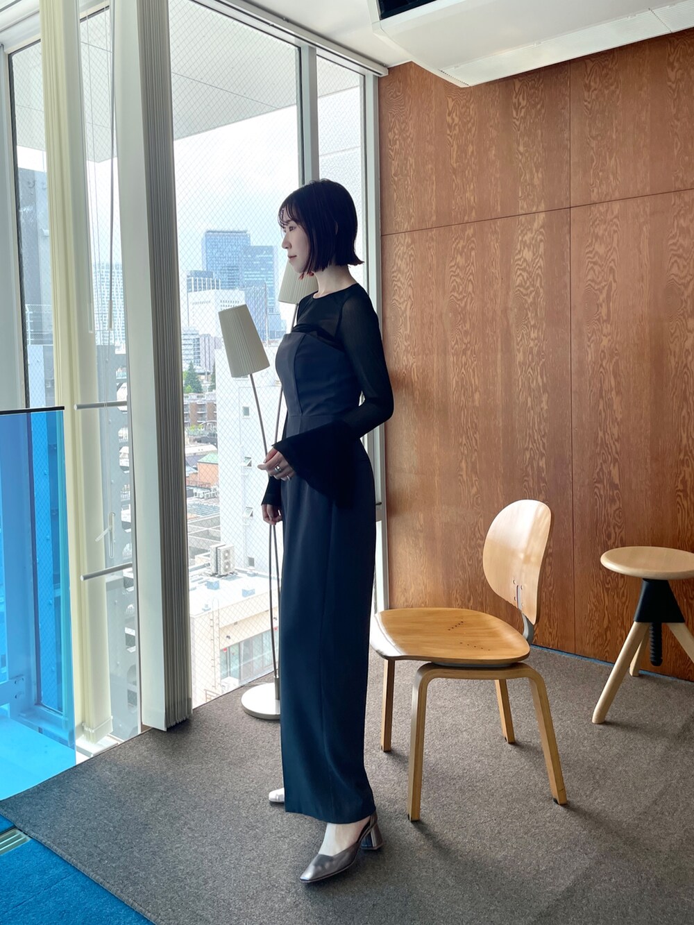 グレー系のパンツドレス、その他のパンプス、ブラック系のTシャツ/カットソーを着用したレディースの夏コーディネートの4枚目の写真