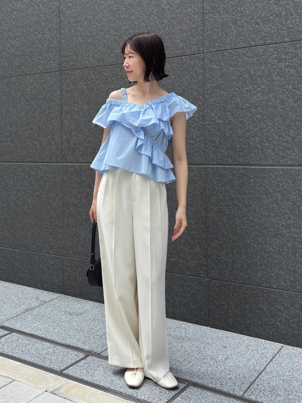 ホワイト系のその他パンツ、ホワイト系のサンダル、ブルー系のシャツ/ブラウスを着用したレディースの夏コーディネートの2枚目の写真