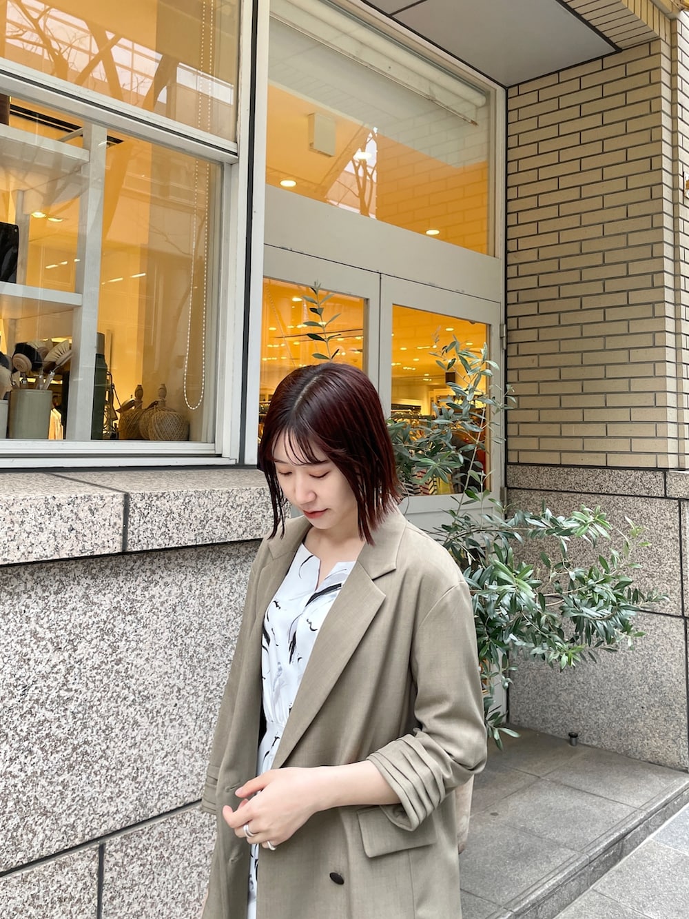 ホワイト系のスニーカー、シルバー系のハンドバッグ、ホワイト系のワンピースを着用したレディースの春コーディネートの5枚目の写真
