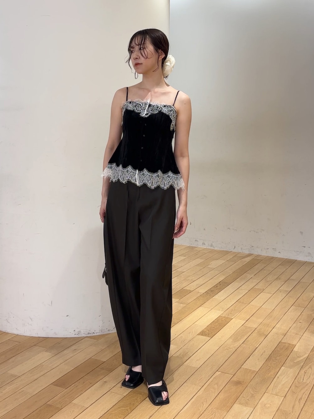 ブラック系のハンドバッグ、ブラック系のサンダル、ブラック系のTシャツ/カットソーを着用したレディースの夏コーディネートの2枚目の写真