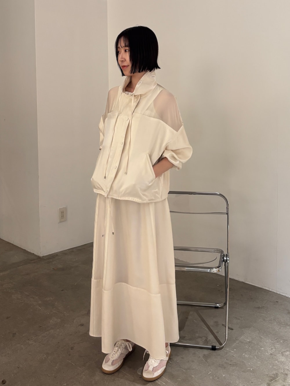 ホワイト系のスカート、ホワイト系のブルゾン、ホワイト系のタンクトップを着用したレディースの春コーディネートの2枚目の写真