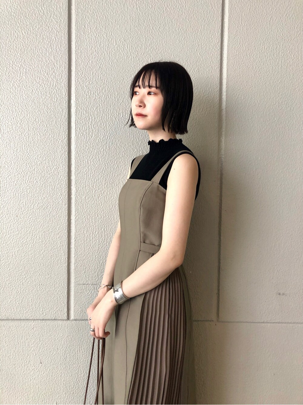 ベージュ系のワンピース、その他のその他シューズ、ブラック系のニット/セーターを着用したレディースの春コーディネートの3枚目の写真