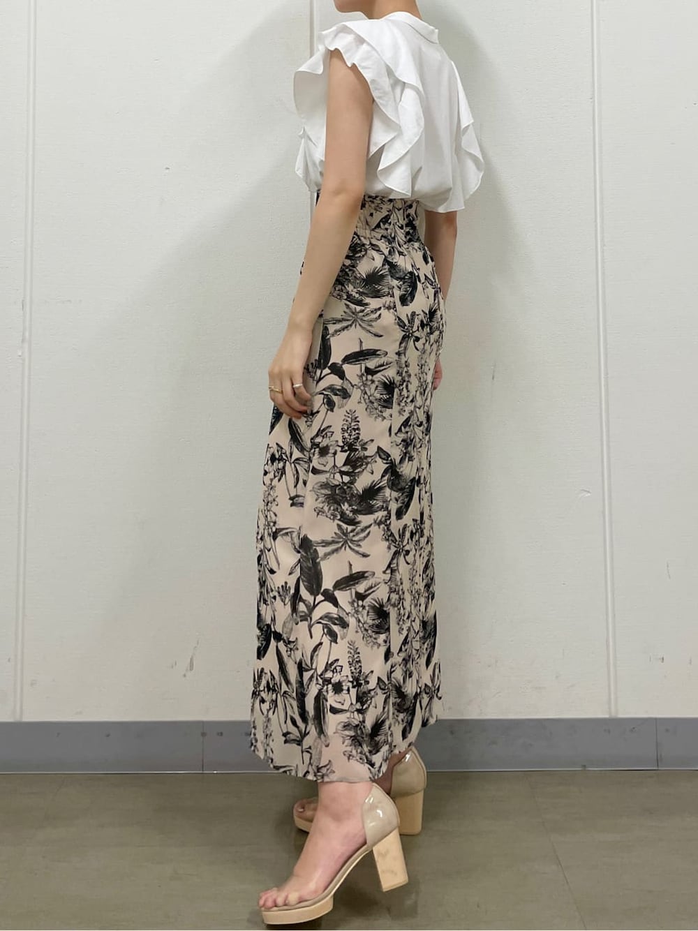 その他のパンプス、ベージュ系のスカート、ホワイト系のシャツ/ブラウスを着用したレディースの夏コーディネートの4枚目の写真