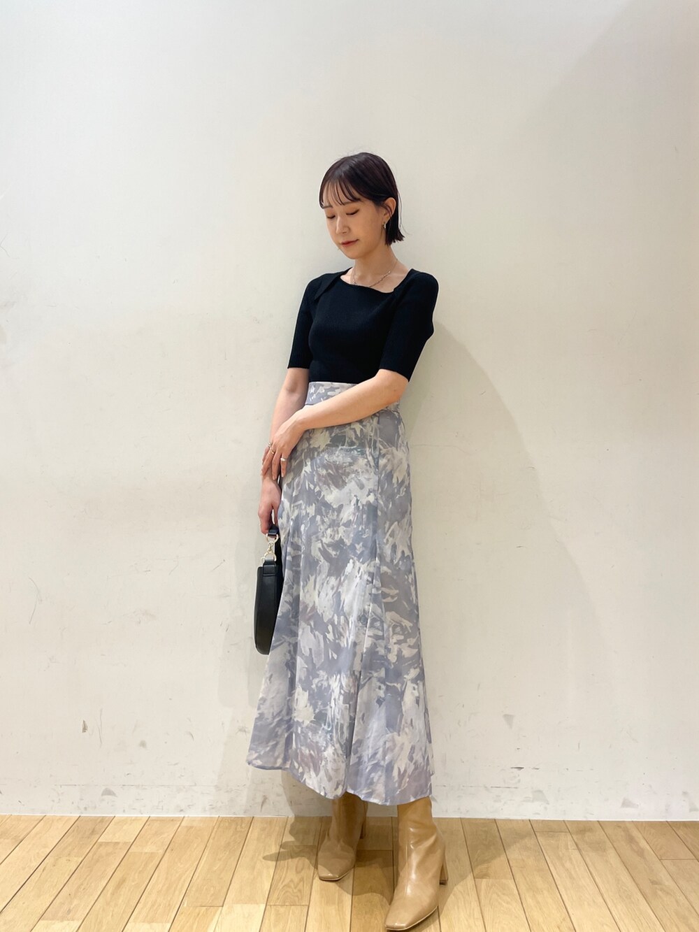 ブラック系のニット/セーター、パープル系のスカート、ブルー系のサンダルを着用したレディースの夏コーディネートの2枚目の写真