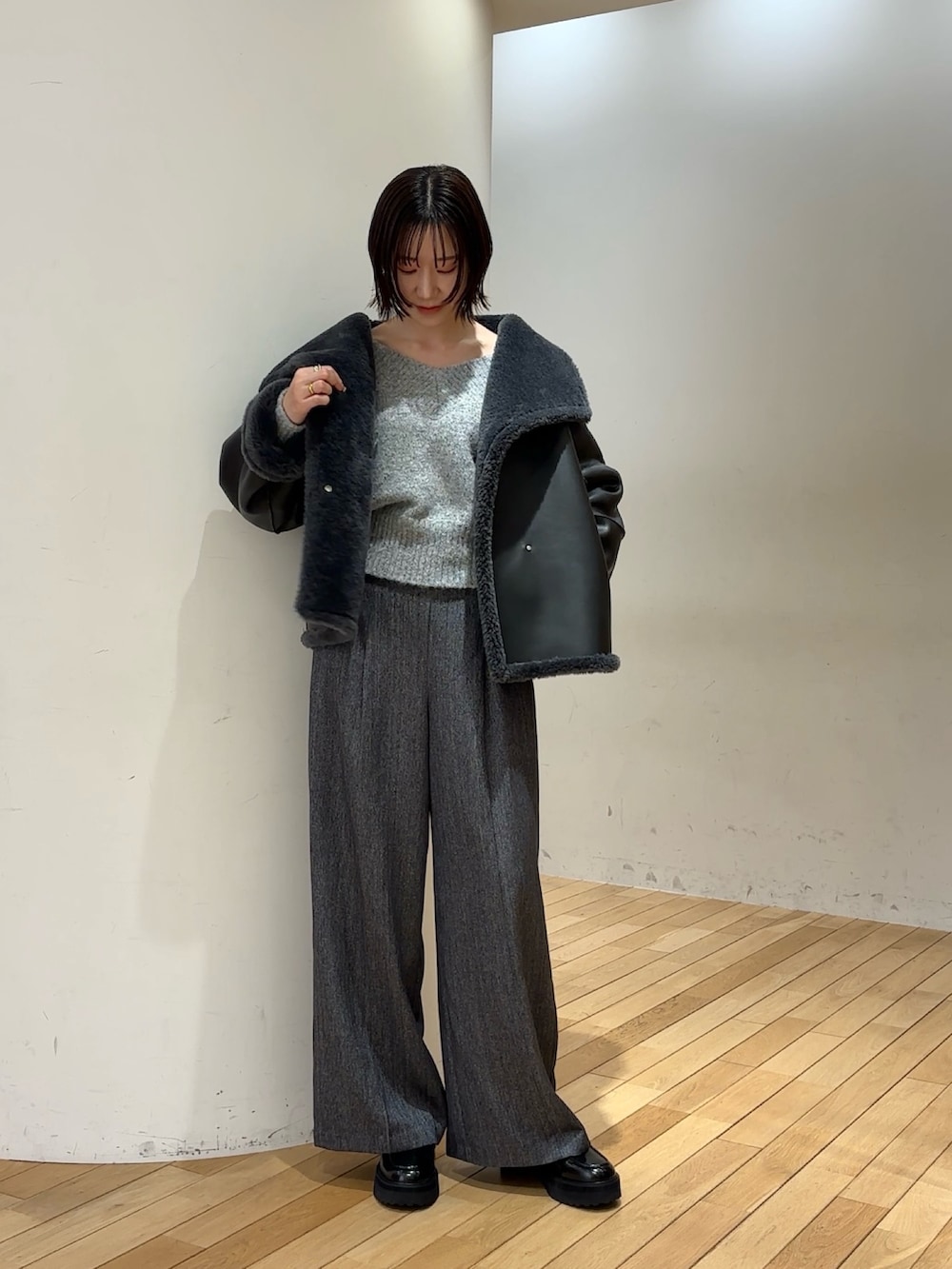 グレー系のニット/セーター、グレー系のその他パンツ、グレー系のムートンコートを着用したレディースの冬コーディネートの2枚目の写真