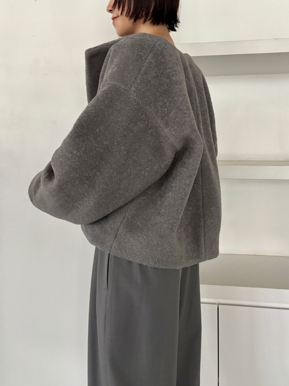 グレー系のブルゾン、グレー系のその他パンツ、ブラック系のブーツを着用したレディースの秋コーディネートの7枚目の写真
