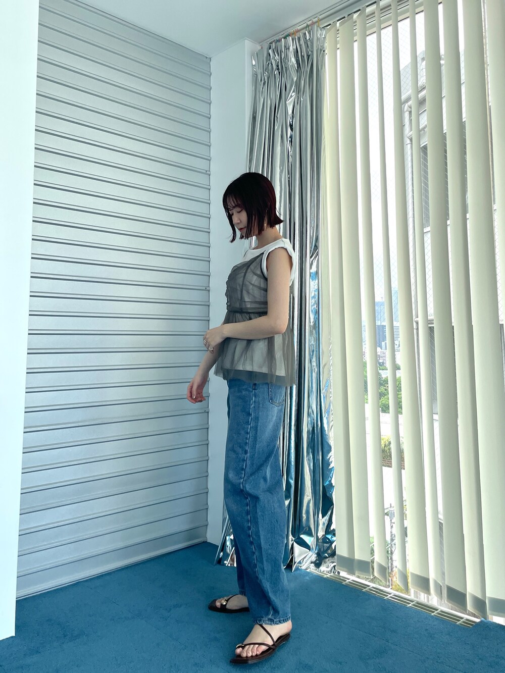 ホワイト系のワンピース、ブルー系のデニムパンツ、ホワイト系のTシャツ/カットソーを着用したレディースの夏コーディネートの2枚目の写真