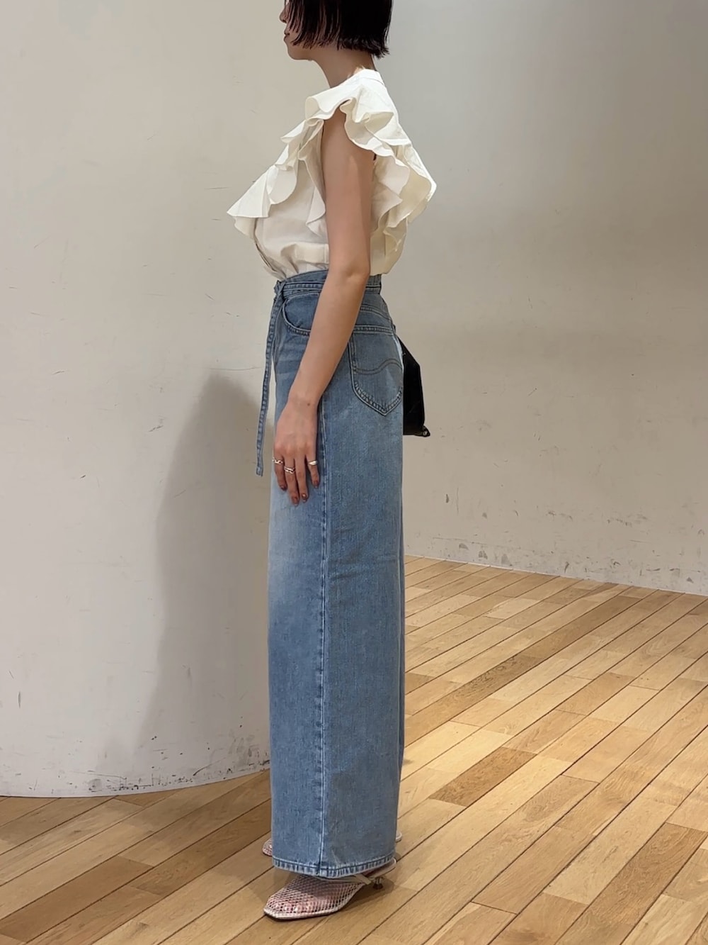 ホワイト系のシャツ/ブラウス、ブルー系のデニムパンツ、ホワイト系のサンダルを着用したレディースの夏コーディネートの3枚目の写真