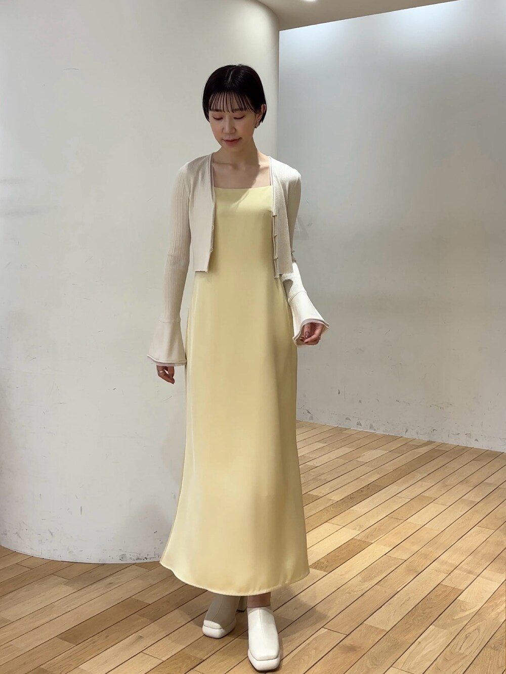 ホワイト系のワンピース、ホワイト系のテーラードジャケット、ブラック系のショルダーバッグを着用したレディースの春コーディネートの8枚目の写真