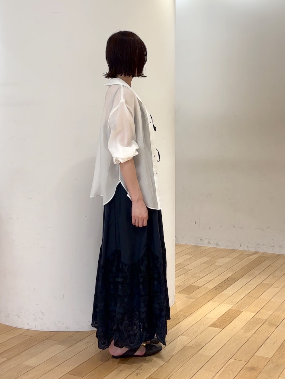 ブルー系のワンピース、ホワイト系のシャツ/ブラウス、ブラウン系のハンドバッグを着用したレディースの夏コーディネートの2枚目の写真