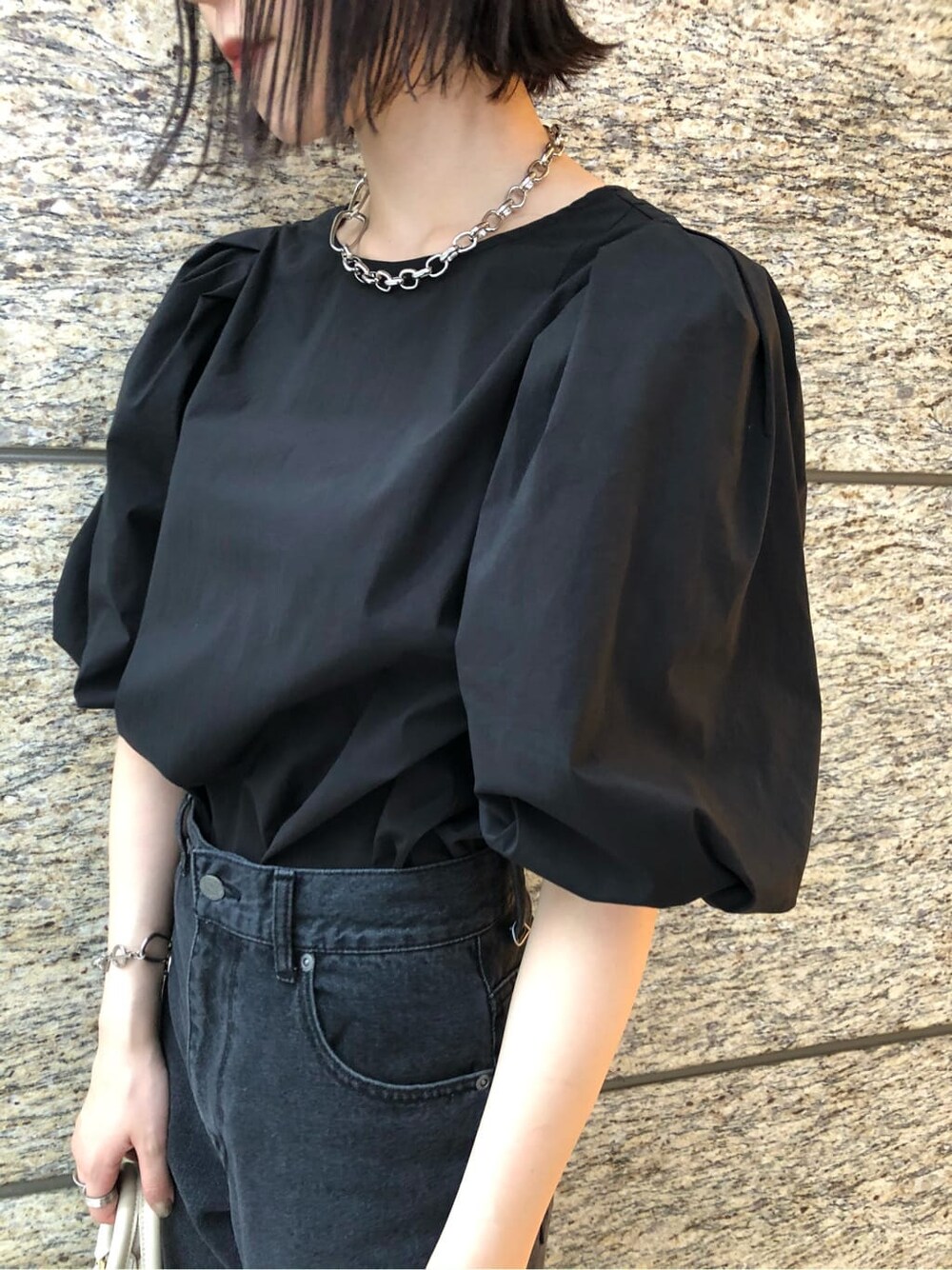 ブラック系のシャツ/ブラウス、ブラック系のデニムジャケット、ホワイト系のその他シューズを着用したレディースの夏コーディネートの3枚目の写真