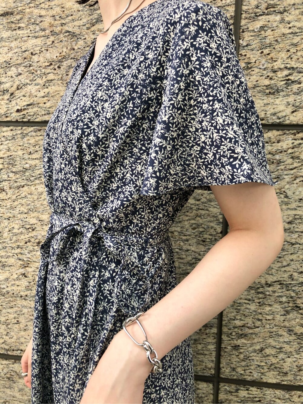 ブラック系のその他シューズ、ブルー系のワンピース、ホワイト系のスニーカーを着用したレディースの夏コーディネートの6枚目の写真