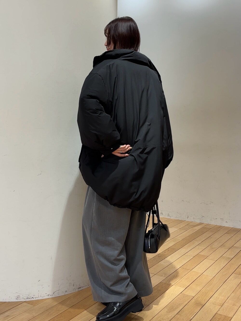 ブラック系のローファー、グレー系のその他パンツ、ピンク系のニット/セーターを着用したレディースの冬コーディネートの7枚目の写真