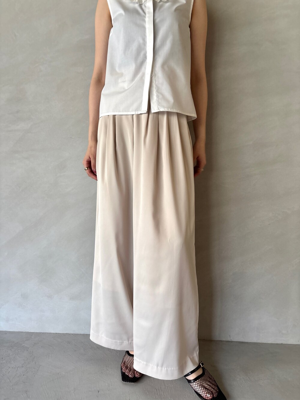 ホワイト系のその他パンツ、ホワイト系のシャツ/ブラウス、ブラック系のサンダルを着用したレディースの夏コーディネートの6枚目の写真