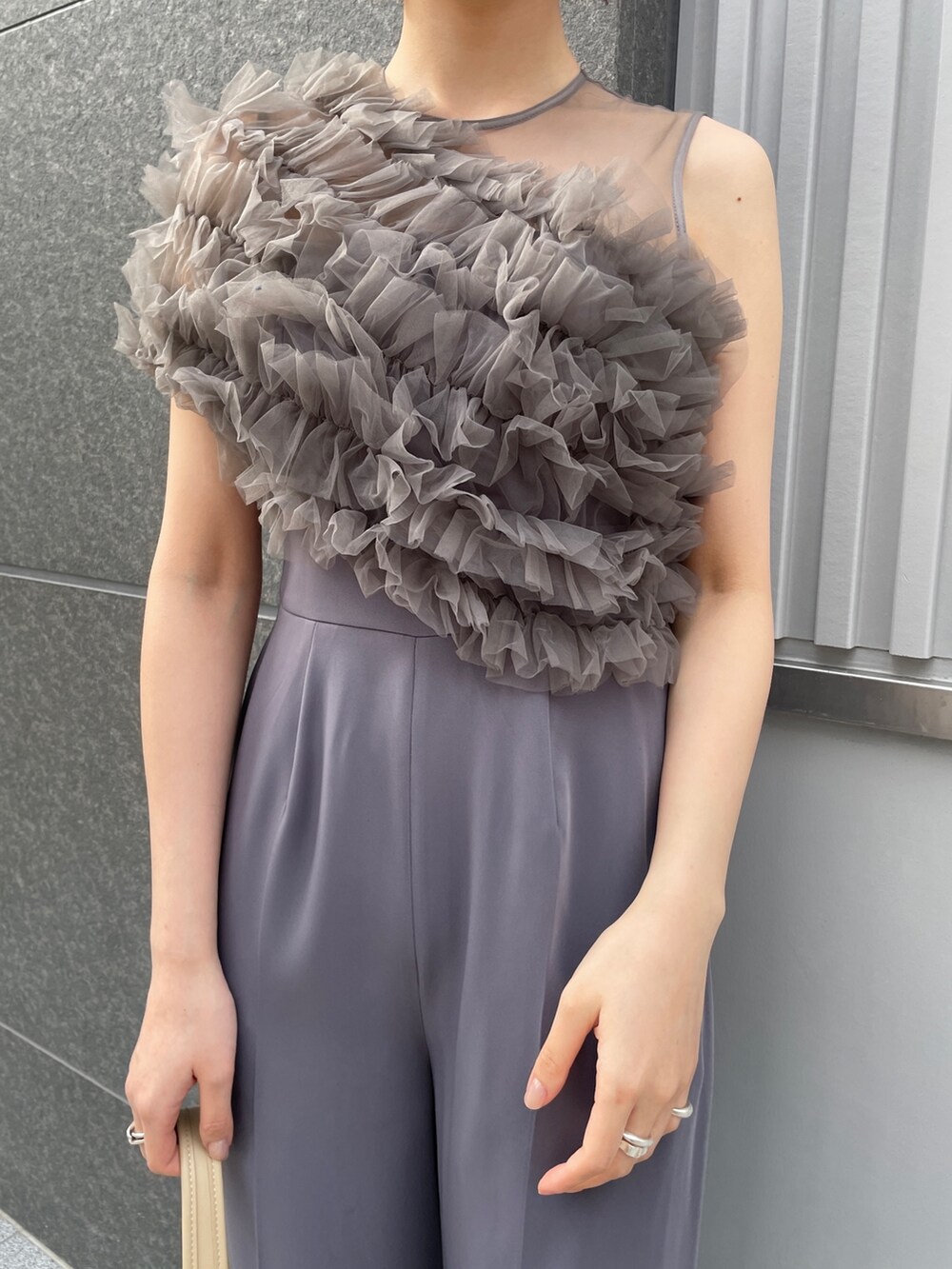 その他のパンプス、グレー系のパンツドレス、ベージュ系のハンドバッグを着用したレディースの春コーディネートの8枚目の写真