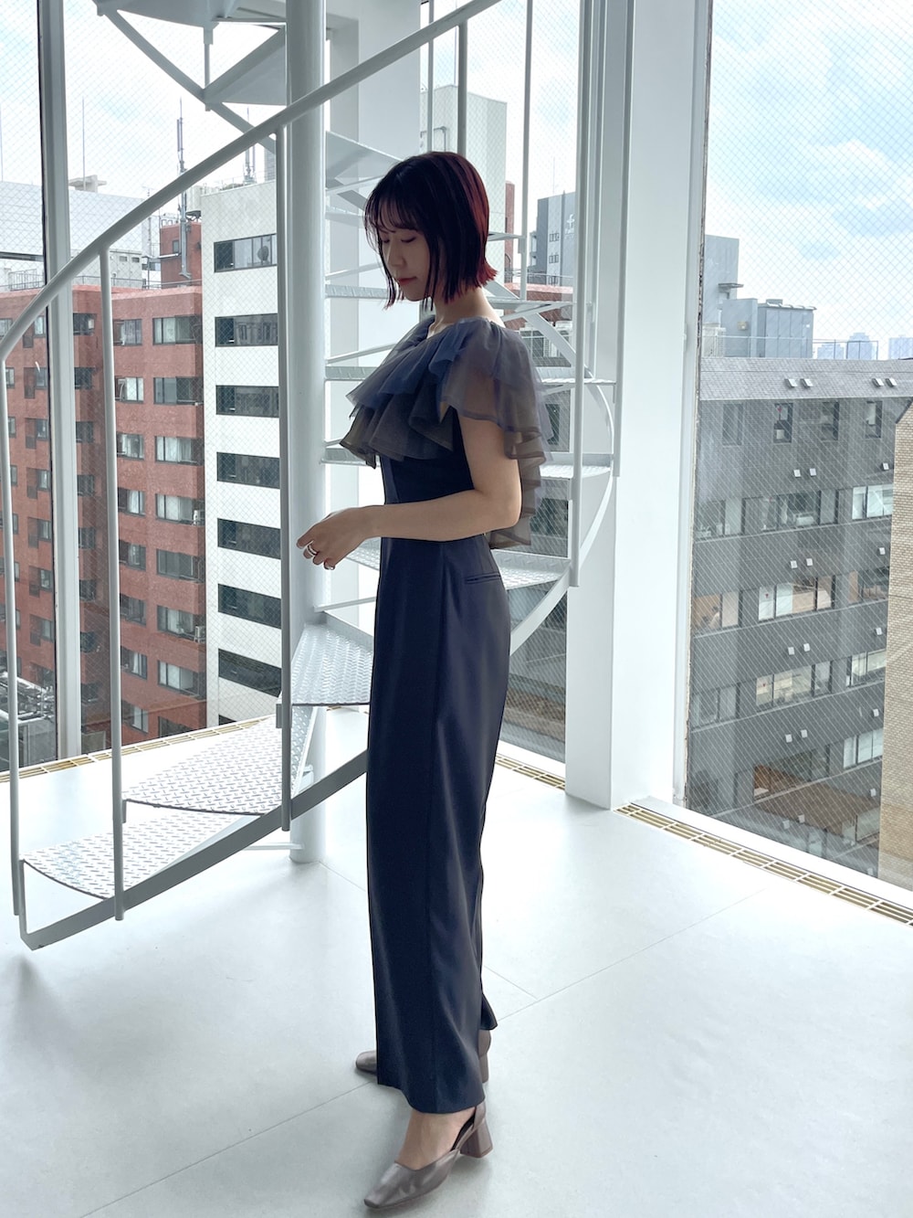 その他のパンプス、グレー系のパンツドレスを着用したレディースの夏コーディネートの4枚目の写真