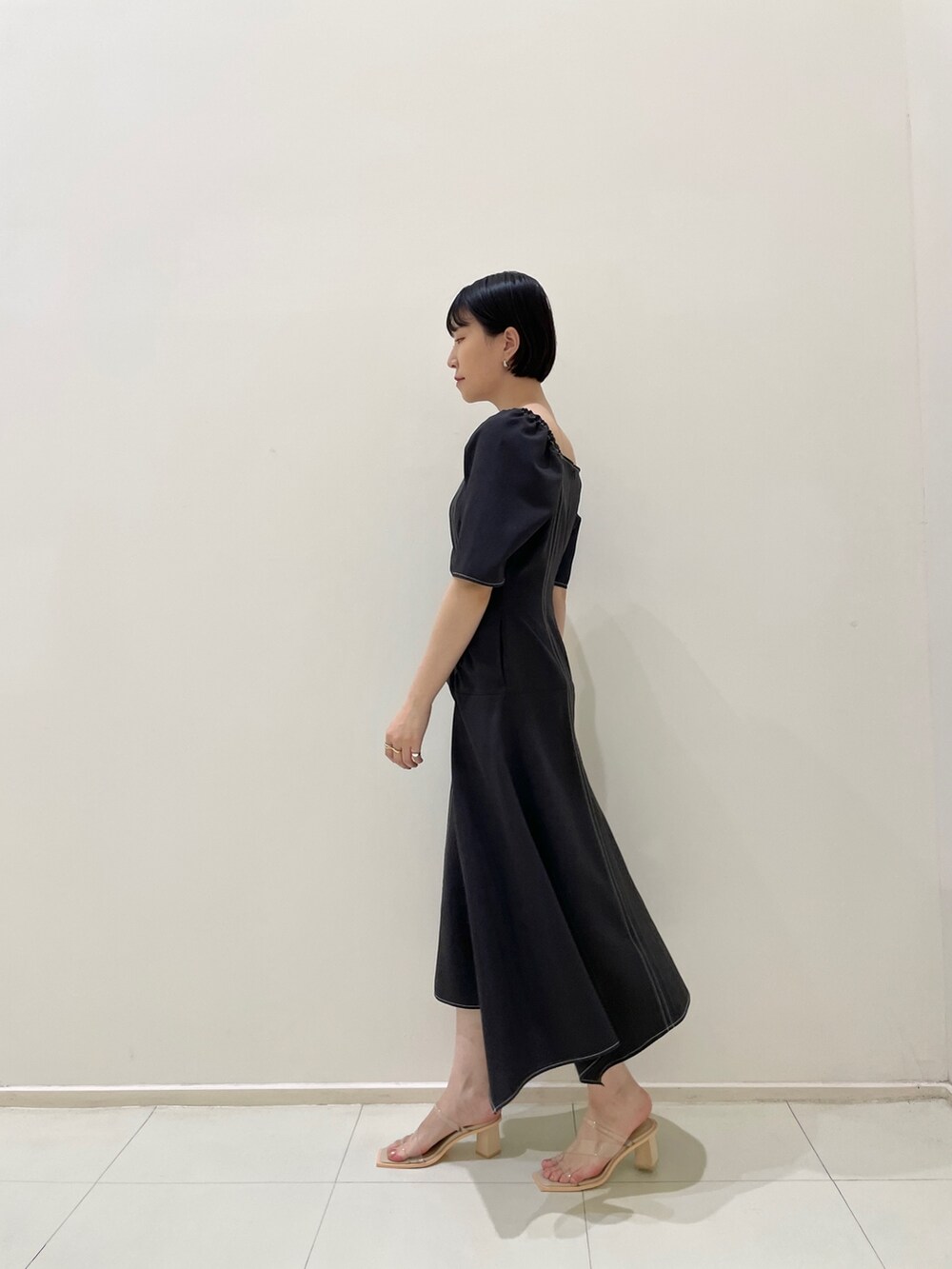 ブラック系のワンピース、その他のサンダルを着用したレディースの春コーディネートの3枚目の写真