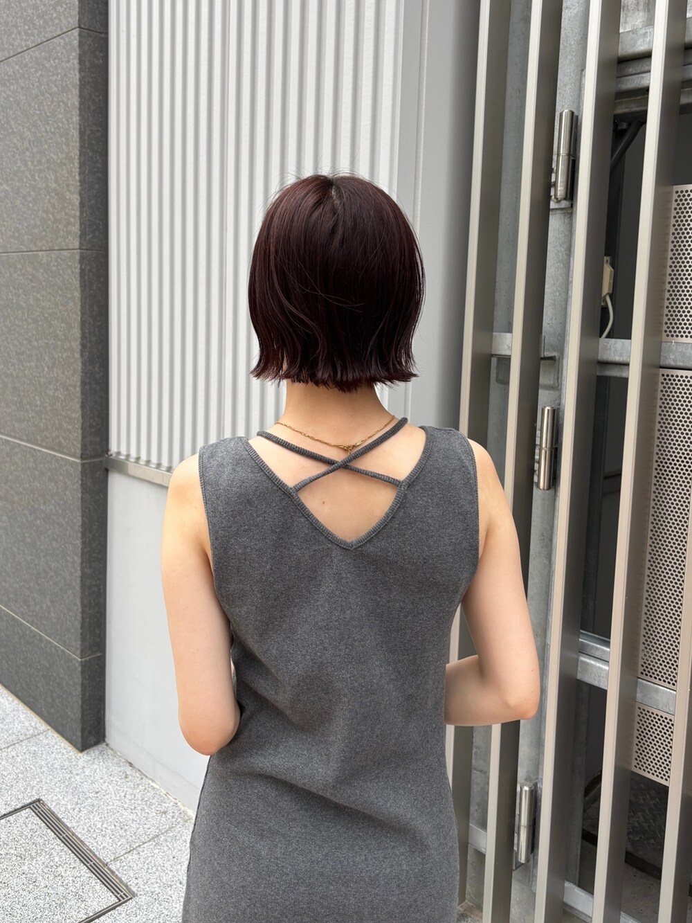 グレー系のワンピースを着用したレディースの夏コーディネートの5枚目の写真