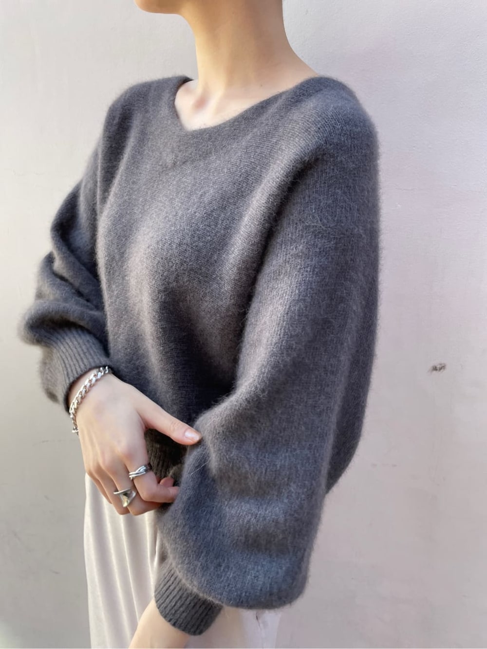 ホワイト系のその他シューズ、グレー系のスカート、ブラック系のその他アウターを着用したレディースの冬コーディネートの5枚目の写真