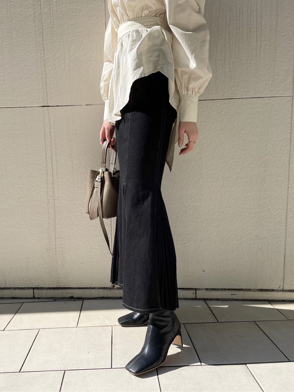 ブラック系のその他シューズ、ホワイト系のシャツ/ブラウス、ブラック系のスカートを着用したレディースの冬コーディネートの5枚目の写真