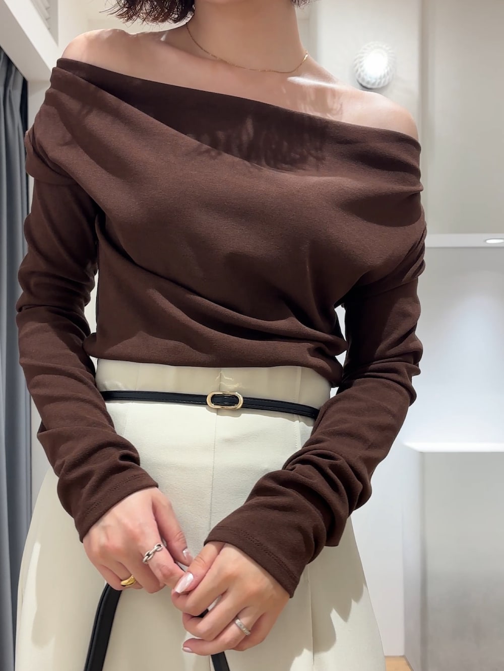 ホワイト系のその他パンツ、ブラウン系のニット/セーター、ブラウン系のハンドバッグを着用したレディースの秋コーディネートの5枚目の写真