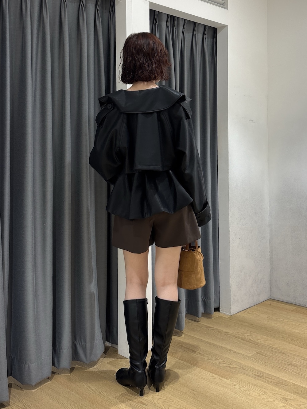 ブラウン系のその他パンツ、ブラック系のその他アウター、ブラック系のTシャツ/カットソーを着用したレディースの秋コーディネートの4枚目の写真