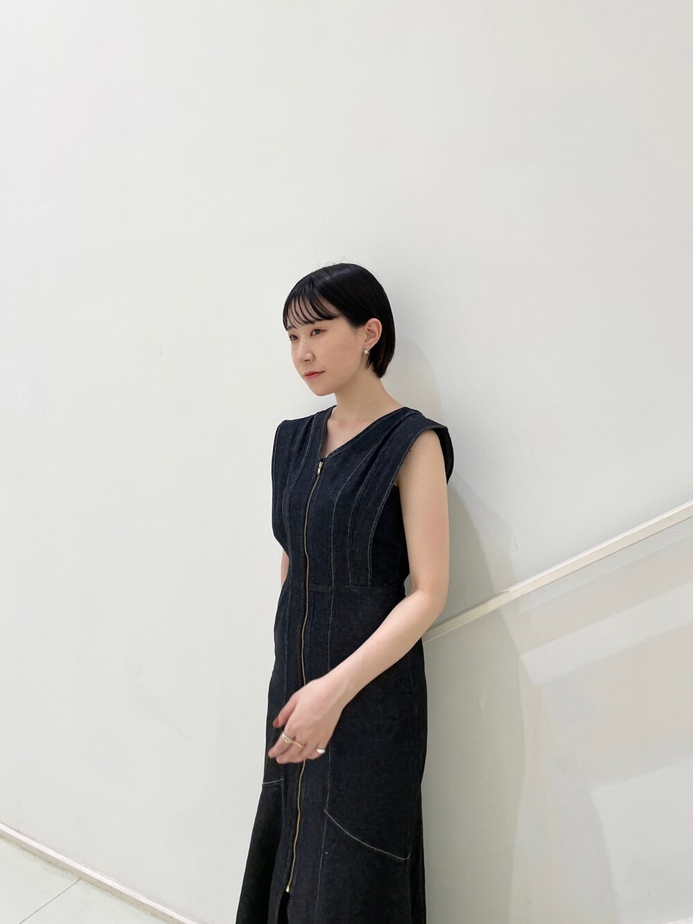 ブラック系のワンピース、ベージュ系のカーディガン/ボレロ、その他のサンダルを着用したレディースの春コーディネートの6枚目の写真