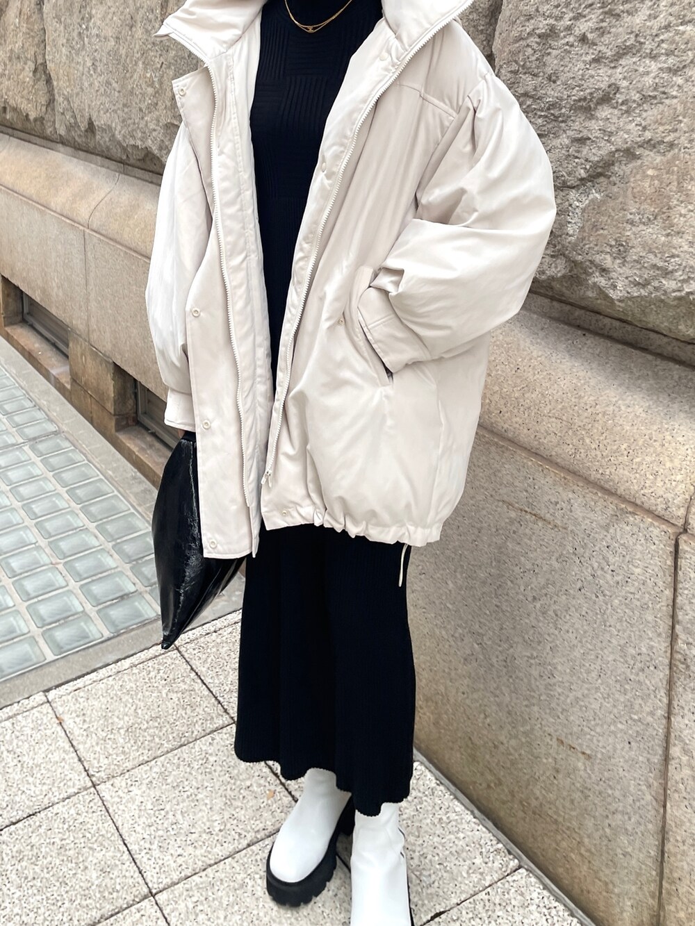 ホワイト系のダウンジャケット/コート、ブラック系のワンピースを着用したレディースの冬コーディネートの3枚目の写真