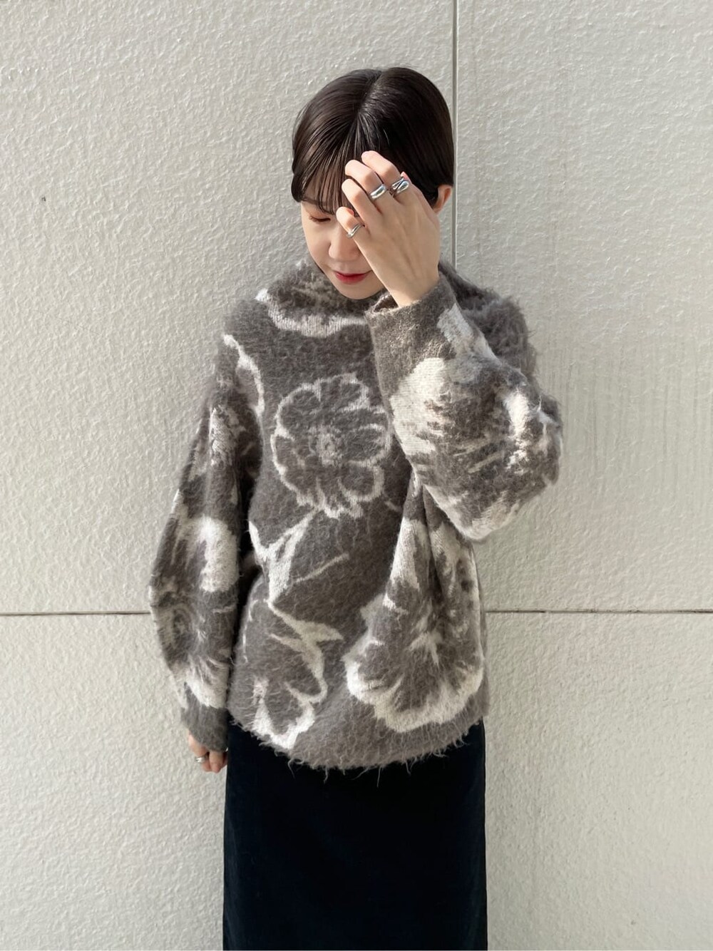 ブラック系のスカート、ブラック系のその他シューズ、ベージュ系のニット/セーターを着用したレディースの冬コーディネートの5枚目の写真