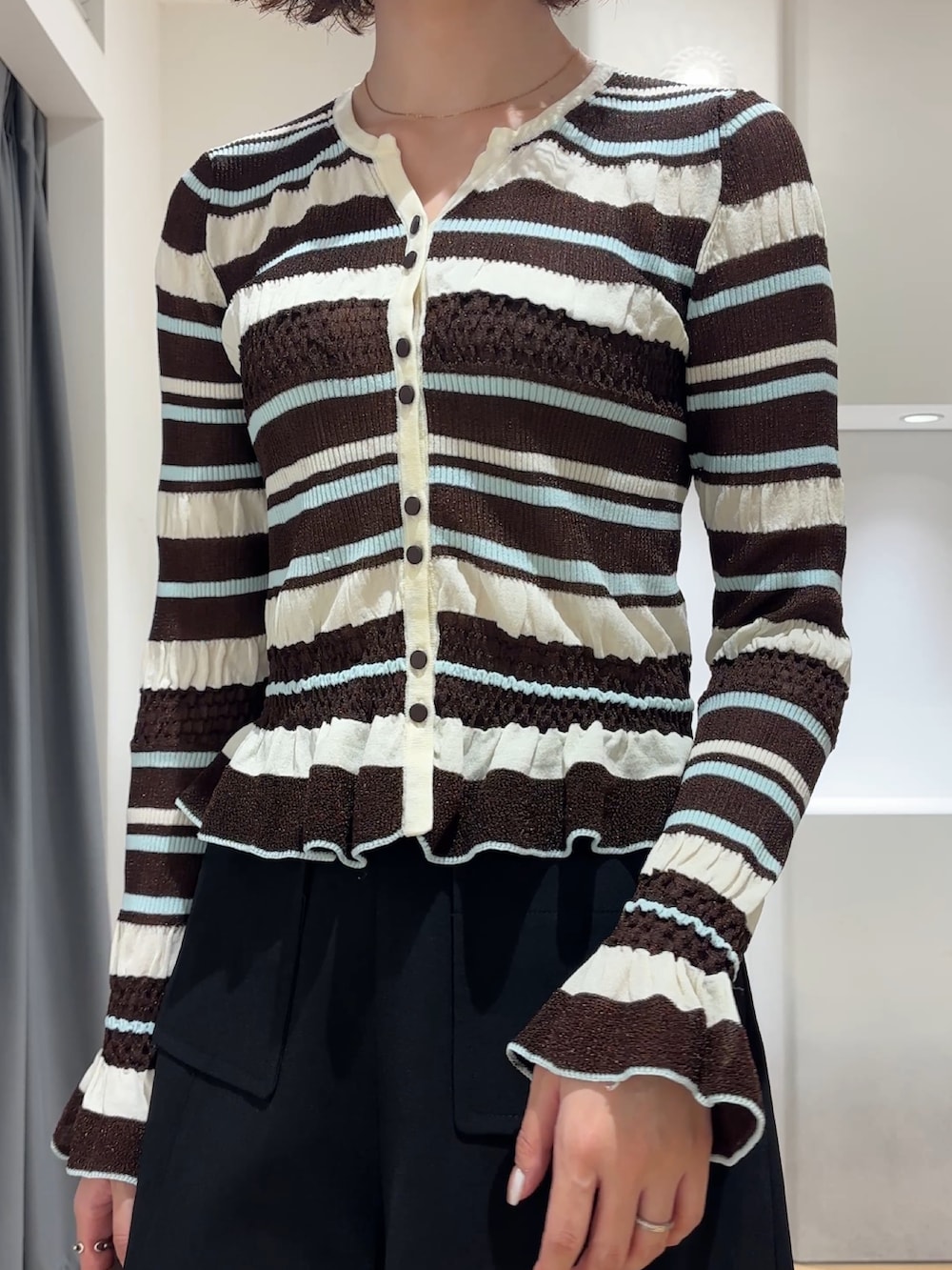 ブラック系のその他パンツ、ブラウン系のテーラードジャケット、ブラウン系のカーディガン/ボレロを着用したレディースの秋コーディネートの10枚目の写真