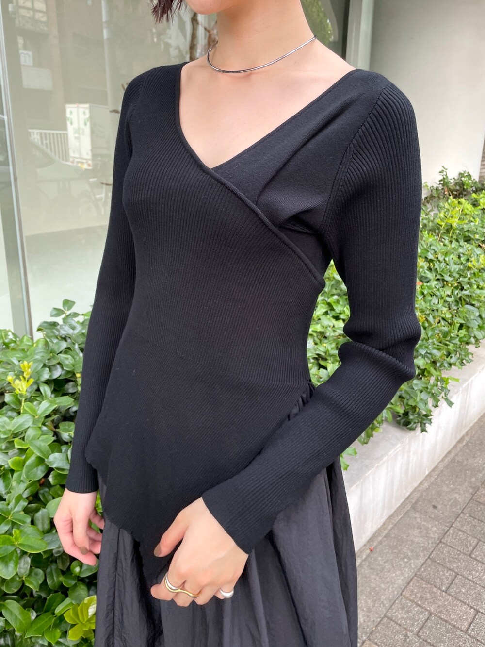 ブラック系のスニーカー、ブラック系のワンピースを着用したレディースの冬コーディネートの6枚目の写真