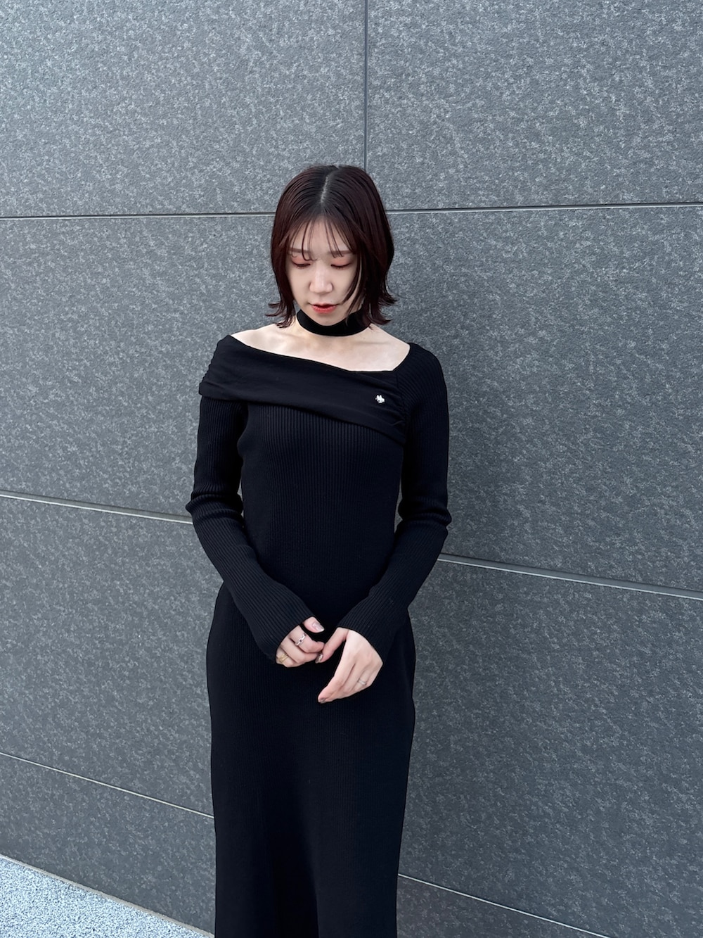 ブラック系のワンピース、グレー系のムートンコートを着用したレディースの冬コーディネートの4枚目の写真